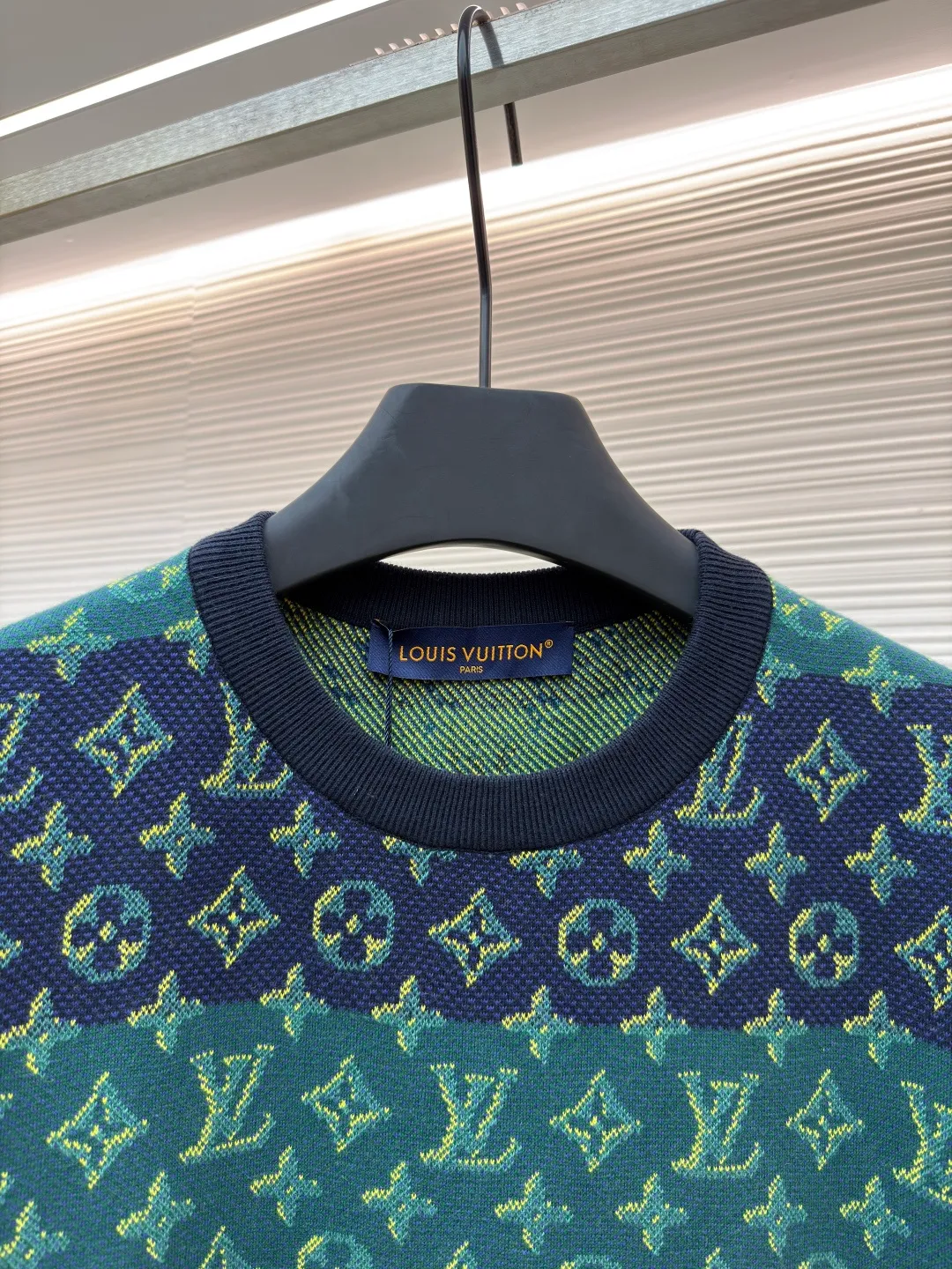 LOUIS VUITTON Contrast Color Jacquard Knitted Crewneck ●Original version: Purchased and developed by 13521 ●Item number: 1680862-A85 ●Material: knitted fabric ●Technology: jacquard production ●Version: fitted version ●Weight: about 375g ●Size: The contrasting horizontal stripes incorporate trompe l'oeil 3D effect Monogram elements, and exquisite jacquard craftsmanship interprets traditional sports style. The overall wiring is straight and delicate, the fabric is comfortable and soft, and the color is consistent without color difference. It can be matched with the same style to create a fashionable look and control various occasions. Customized accessories, complete with three standards, same style for men and women!